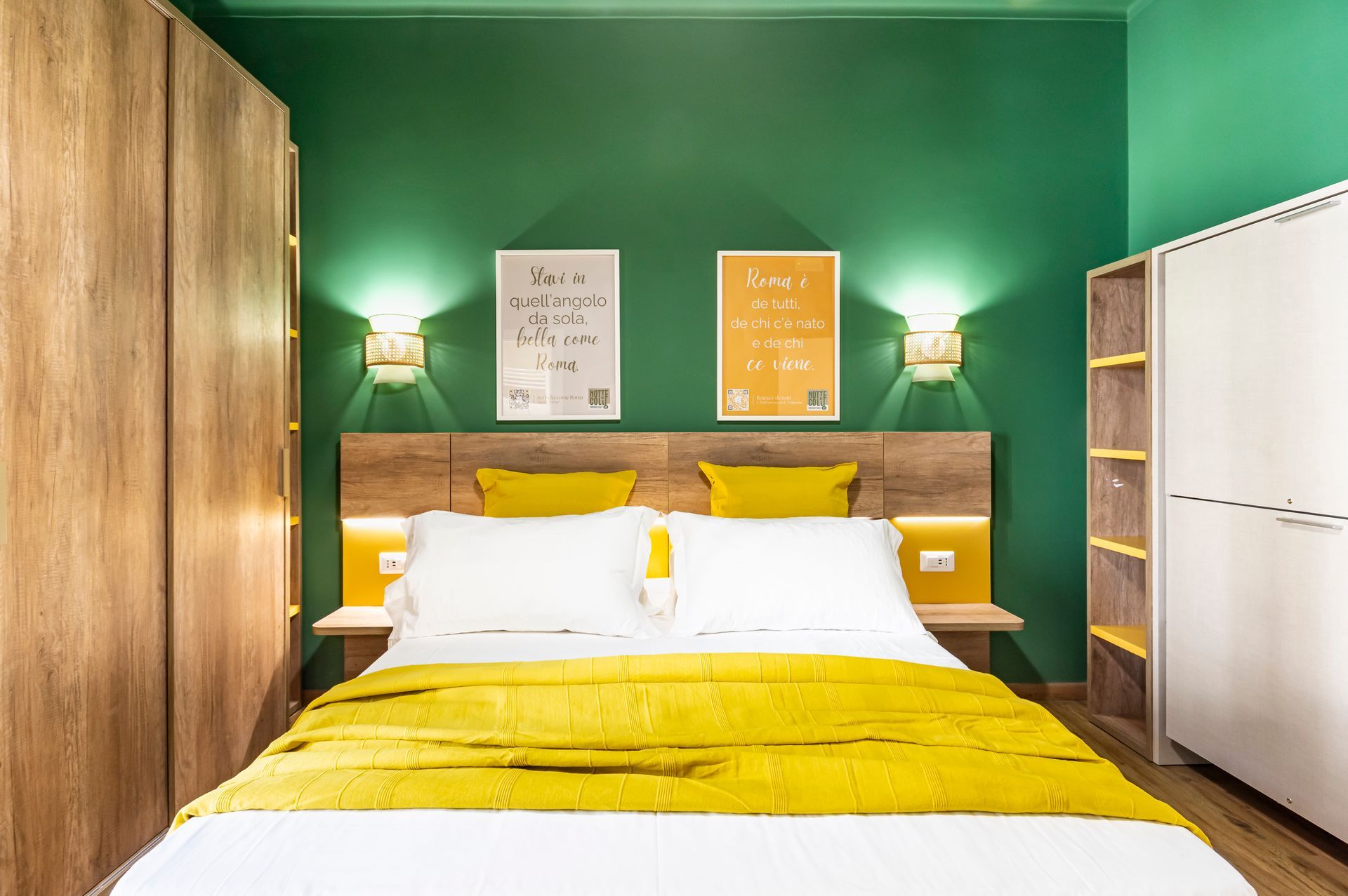 Una camera da letto con pareti verdi e un letto con una coperta gialla