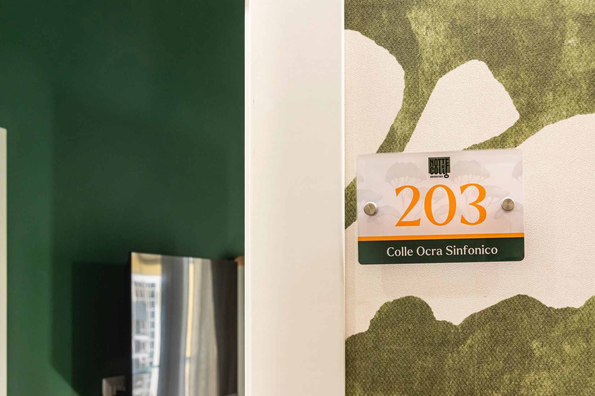 Una porta con un cartello che dice 203