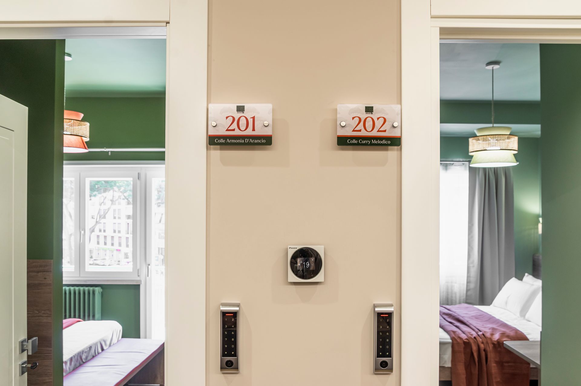 Una stanza d'albergo con i numeri 201 e 202 sul muro