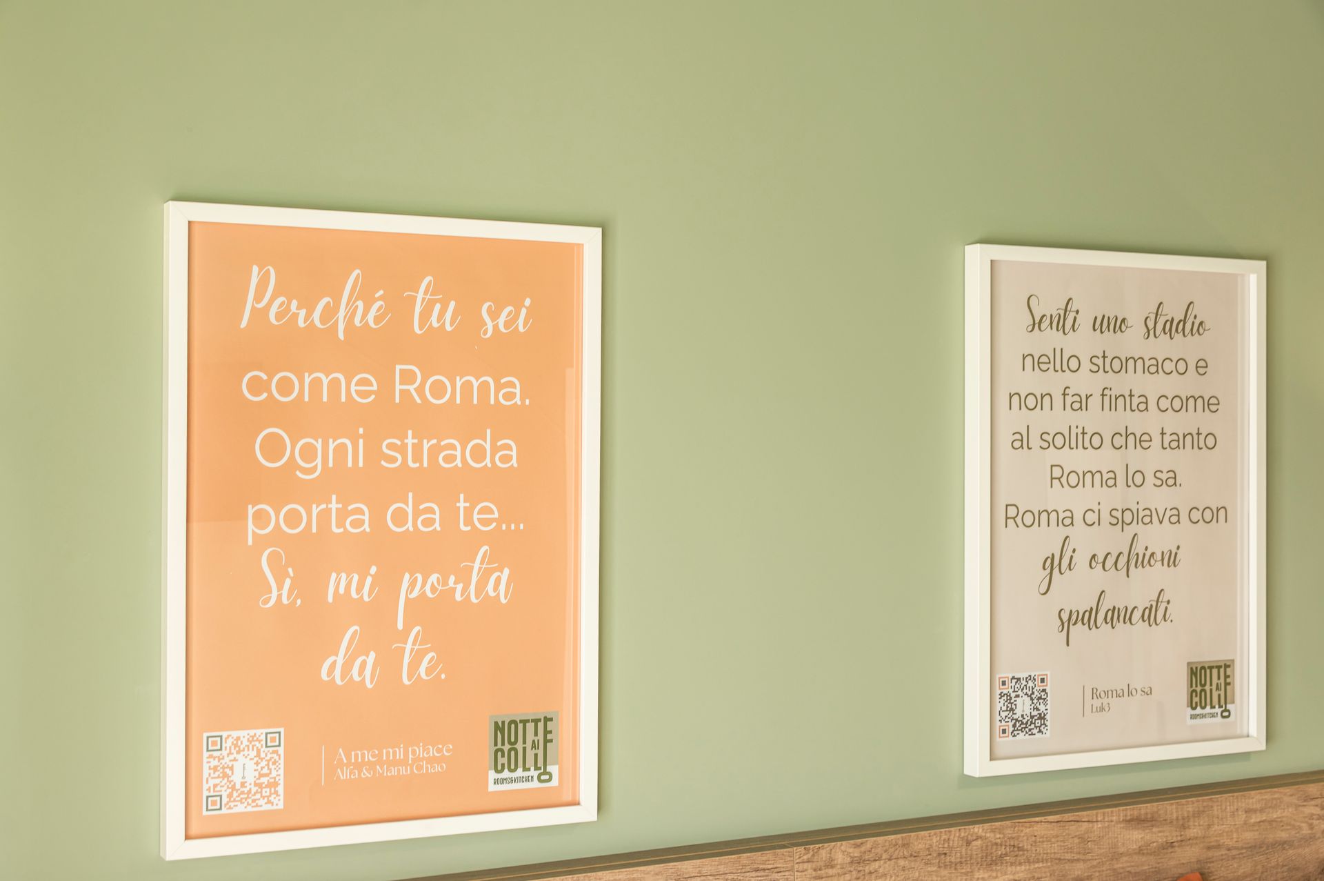 Due cartelli incorniciati su un muro uno dei quali dice