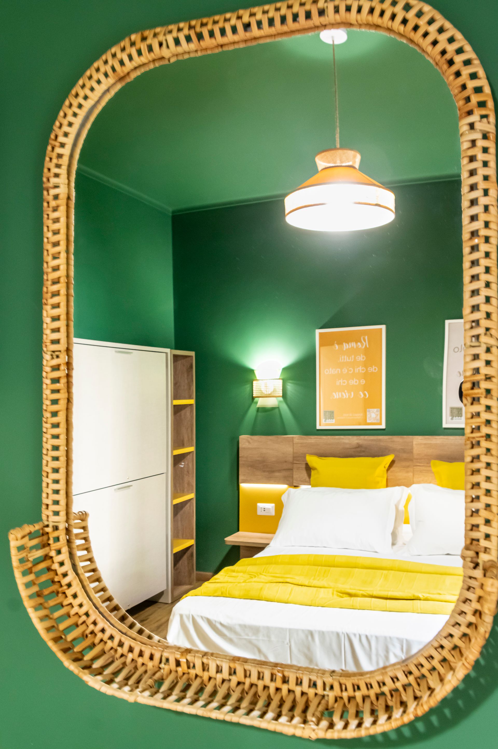 Una camera da letto con pareti verdi e un letto nello specchio