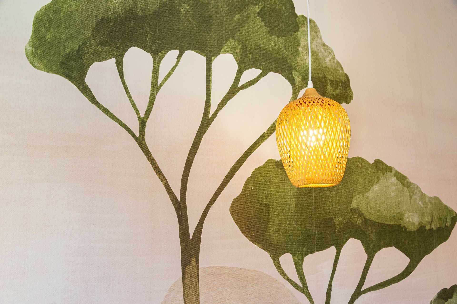 Un dipinto di un albero con una luce appesa ad esso