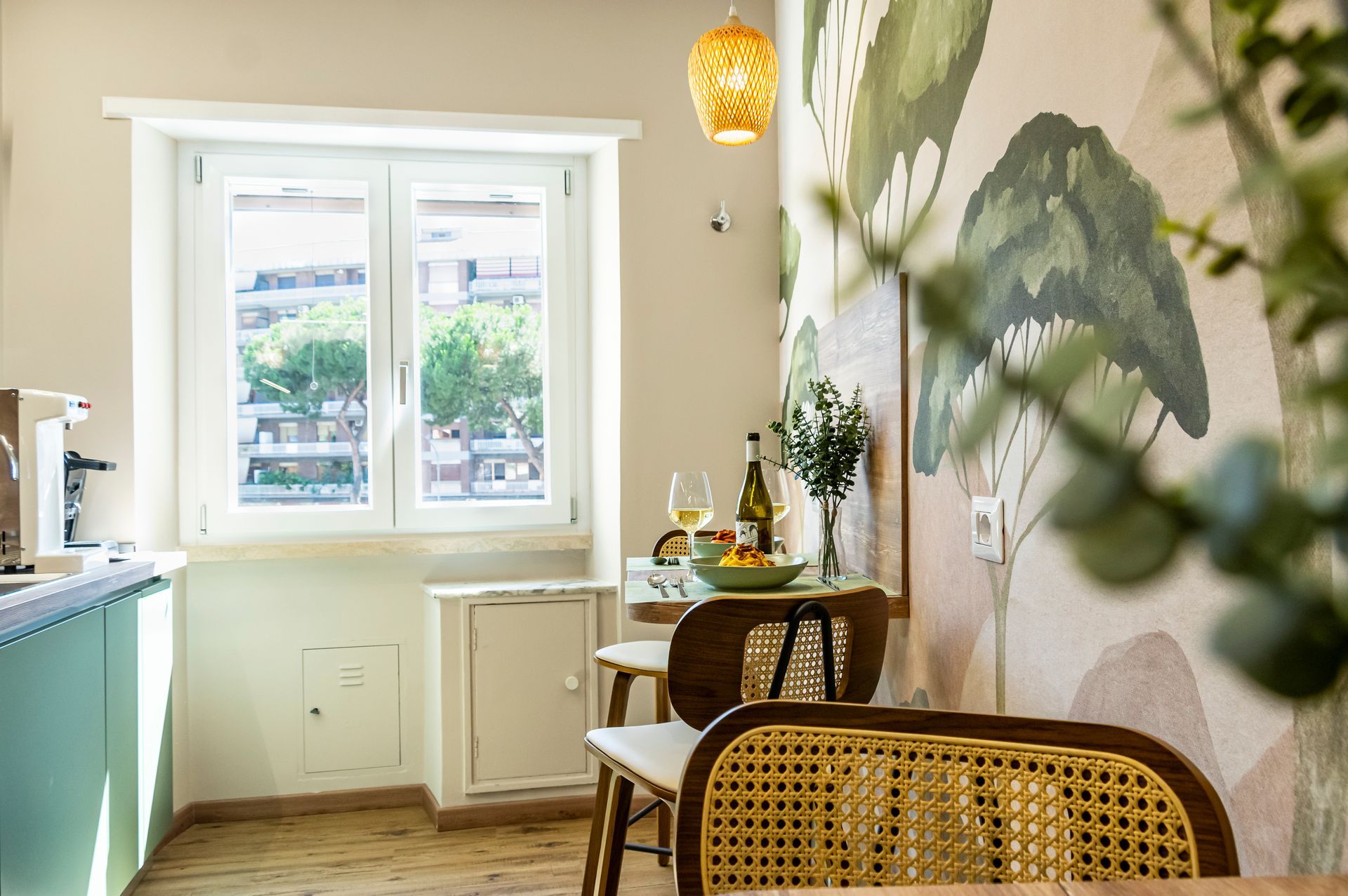 Una cucina con tavolo, sedie e una finestra