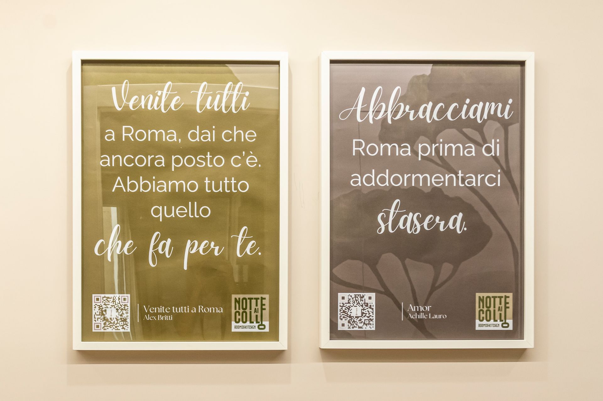 Due poster incorniciati su un muro uno dei quali dice