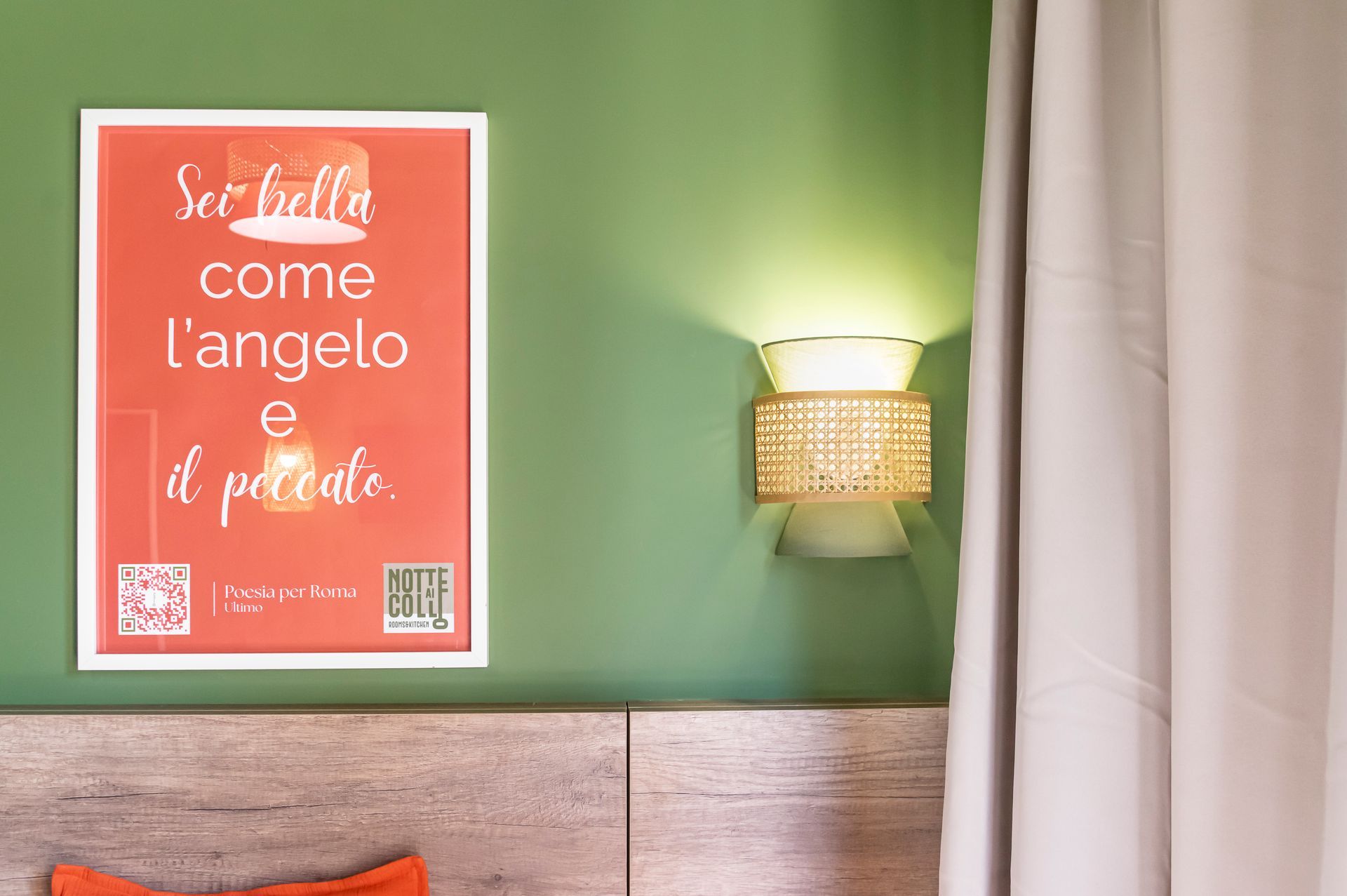 Un poster su un muro che dice