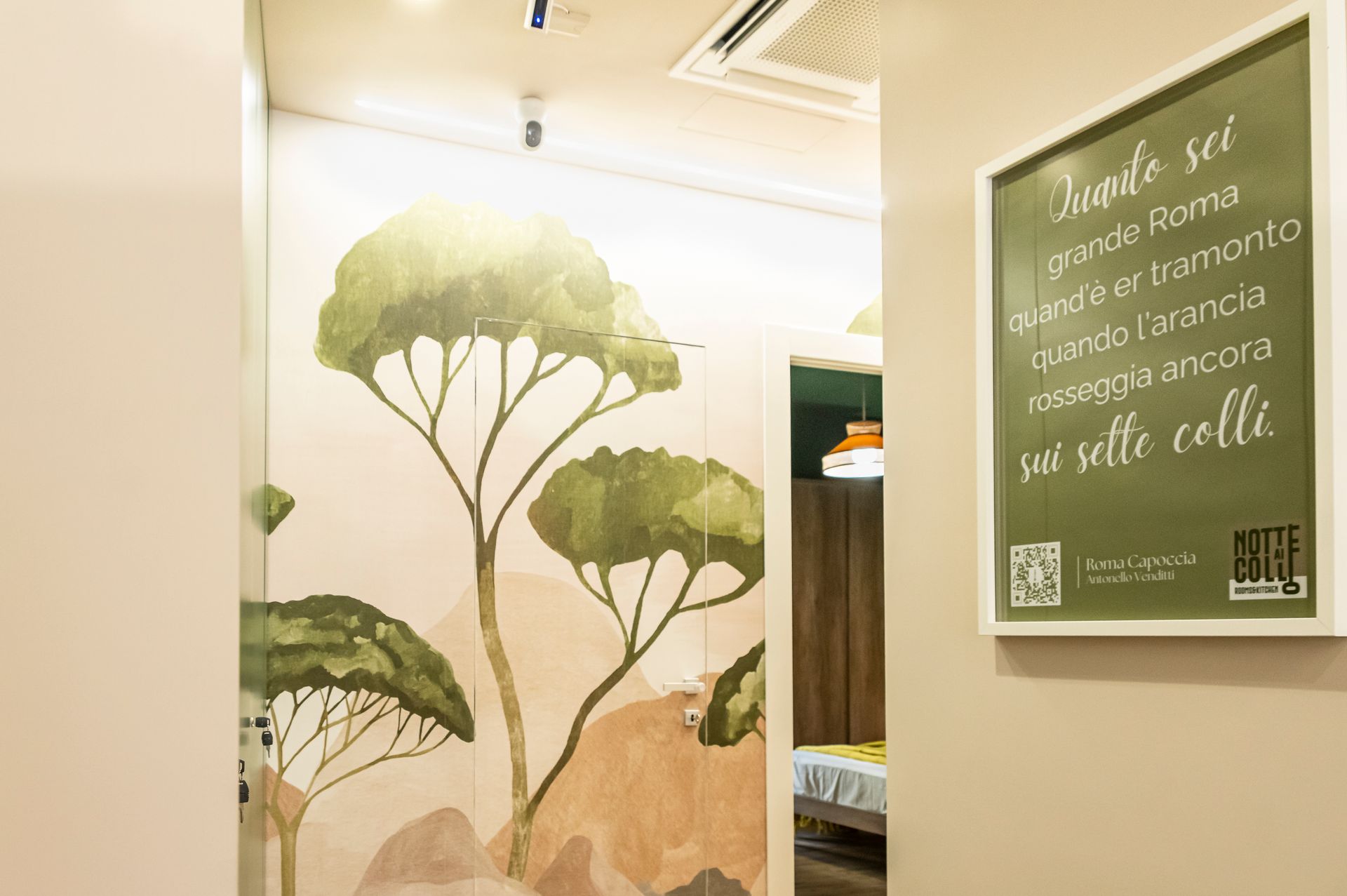 Una lavagna con sopra l'immagine di alberi