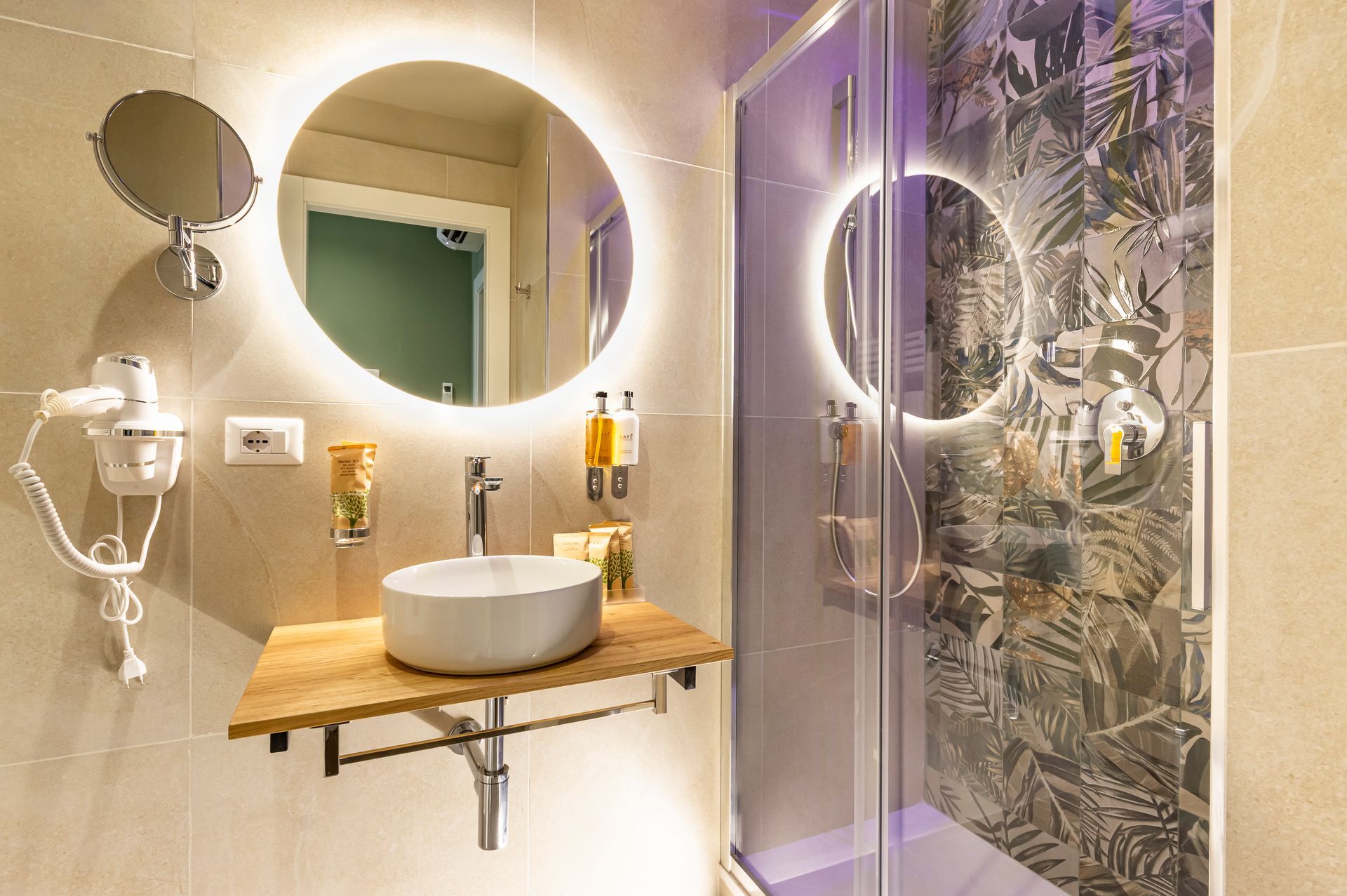 Un bagno con lavandino, specchio e doccia