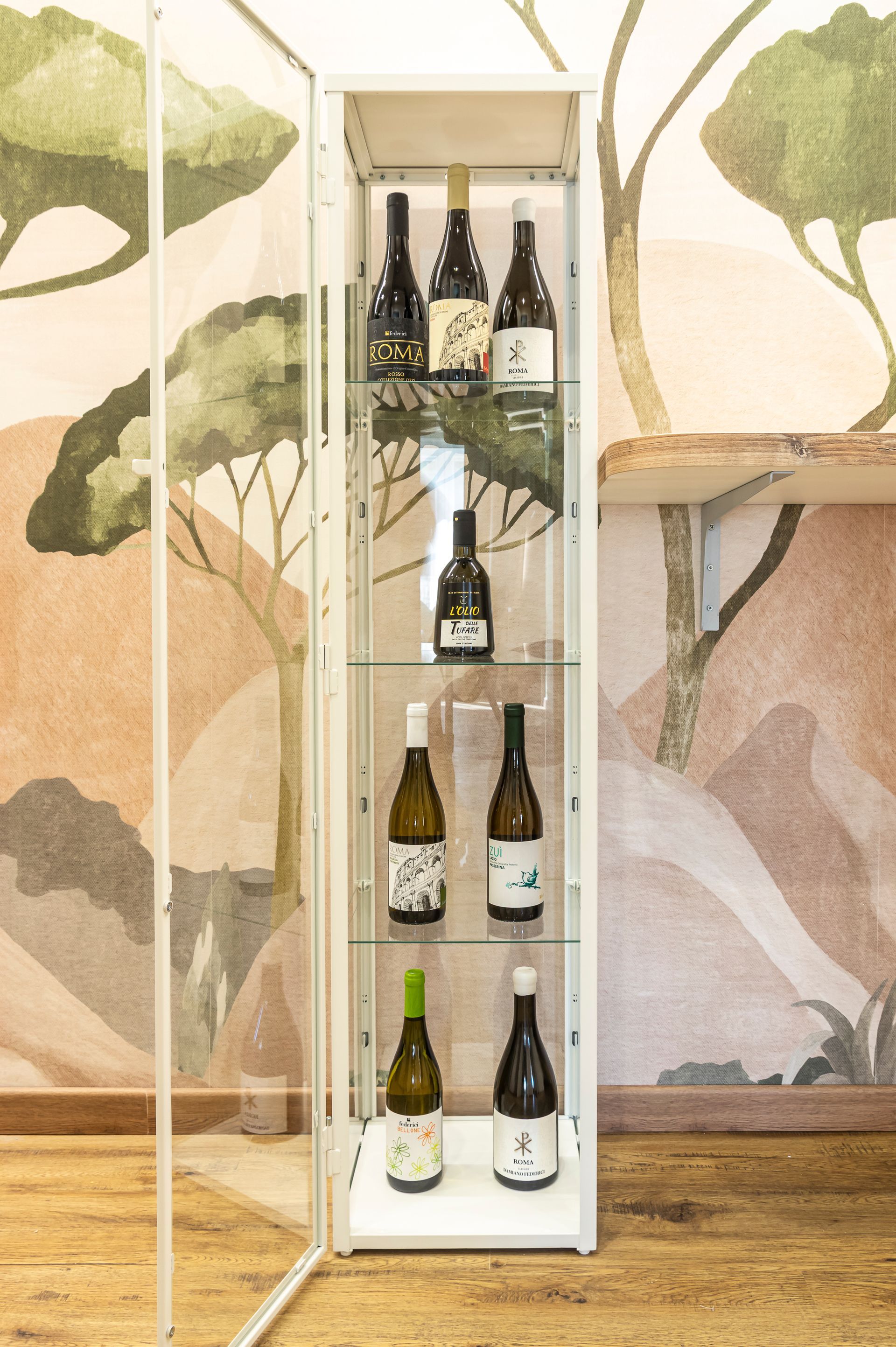 Diverse bottiglie di vino sono esposte in una teca di vetro