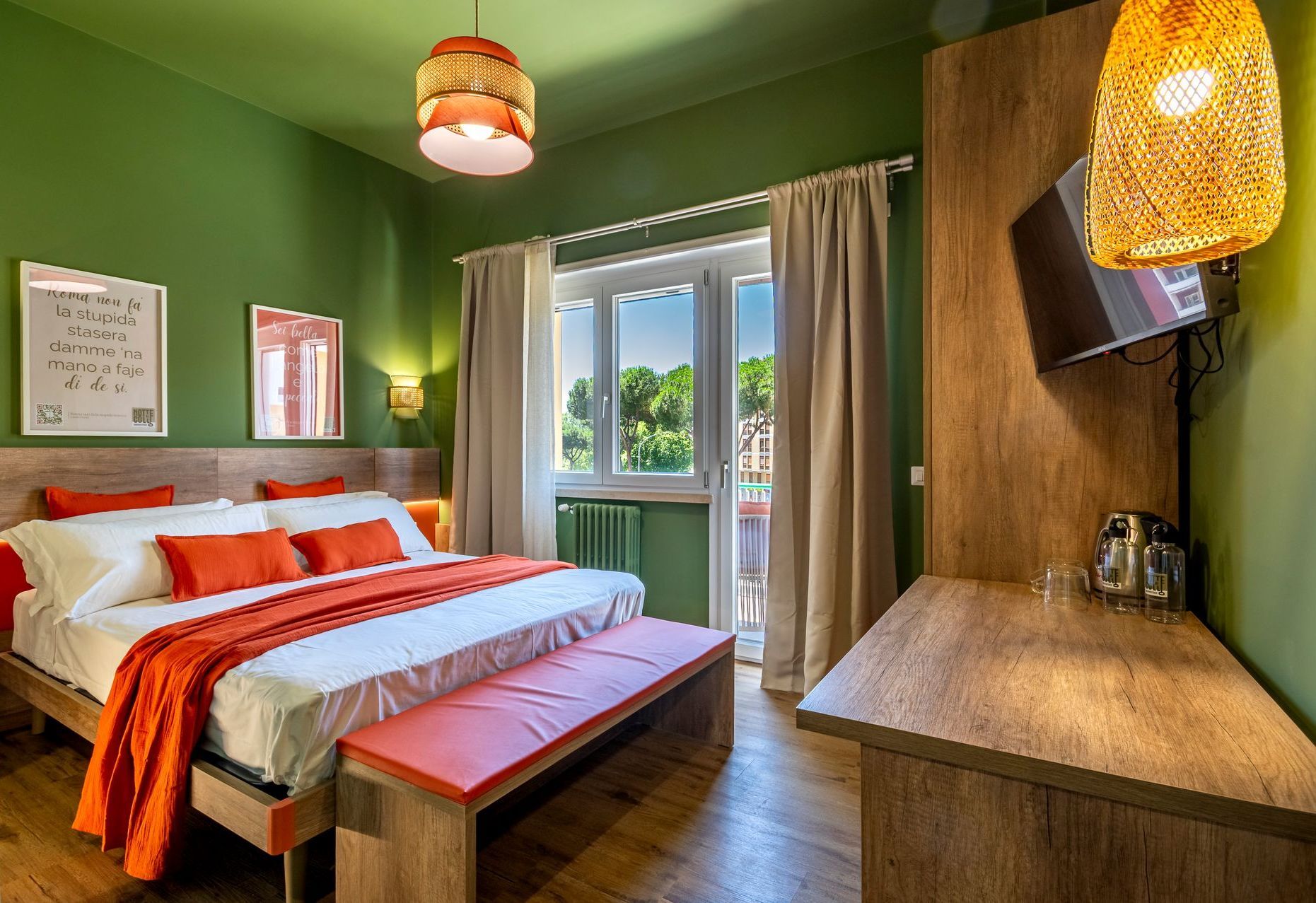 Una camera d'albergo con pareti verdi e un letto grande