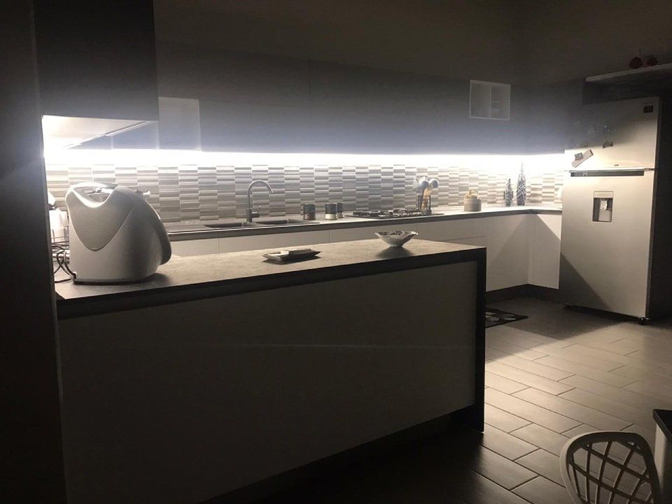 cucina moderna con illuminazione a led