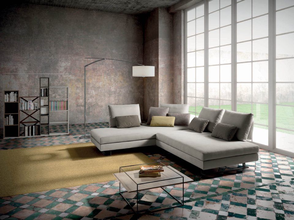 divano in stoffa di colore grigio ad angolo