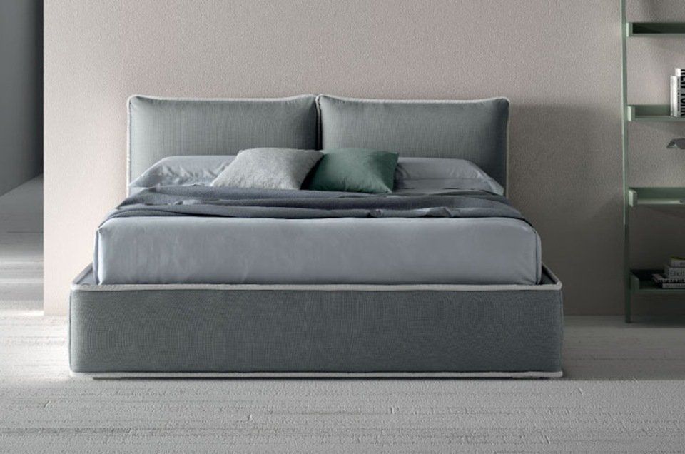 letto dallo stile moderno esposto in showroom