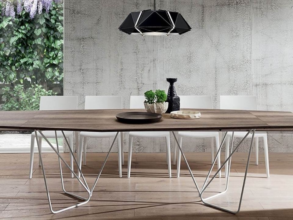 tavolo in legno moderno con sedie abbinate