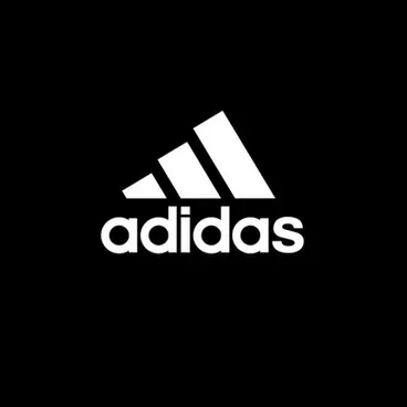Logo Adidas blanc sur fond noir. Trois bandes diagonales au-dessus du nom de la marque.