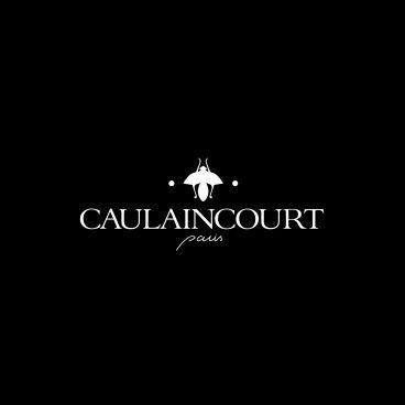 Logo Caulaincourt Paris : texte blanc et icône abeille sur fond noir.