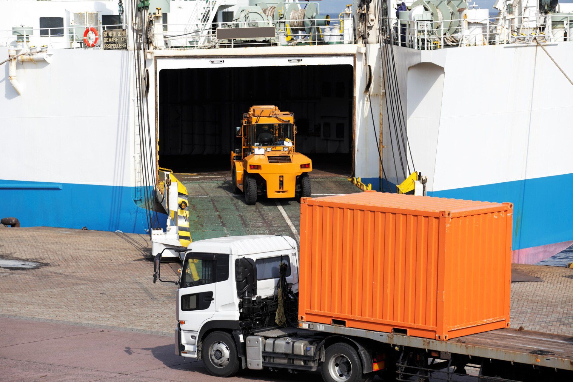 Unloading refrigerated containers in a port