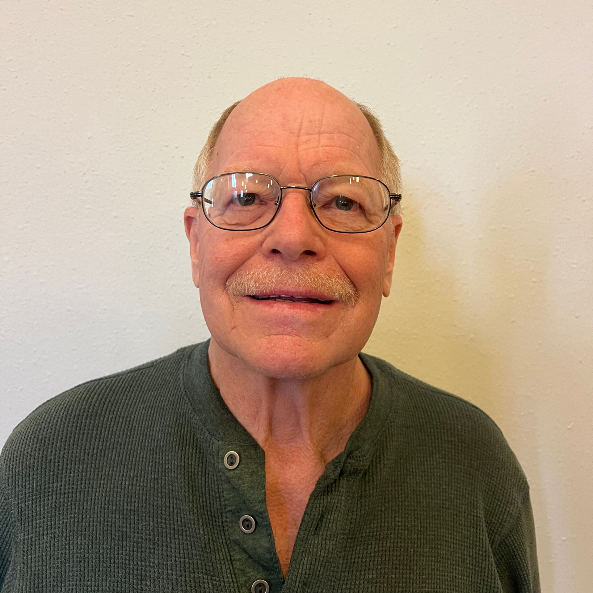 Silhouette of a person with a circular head and body, inside a light gray circle.