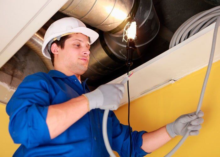 Fumigaciones Juan Control - joven manejando electricidad