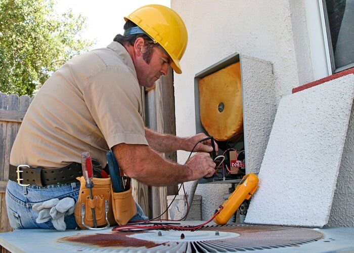 Fumigaciones Juan Control - señor midiendo nivel de energía