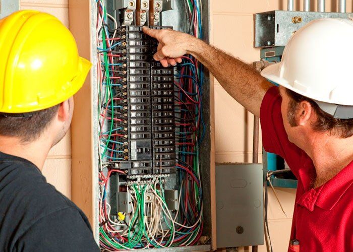 Fumigaciones Juan Control - señores manejando cables eléctricos