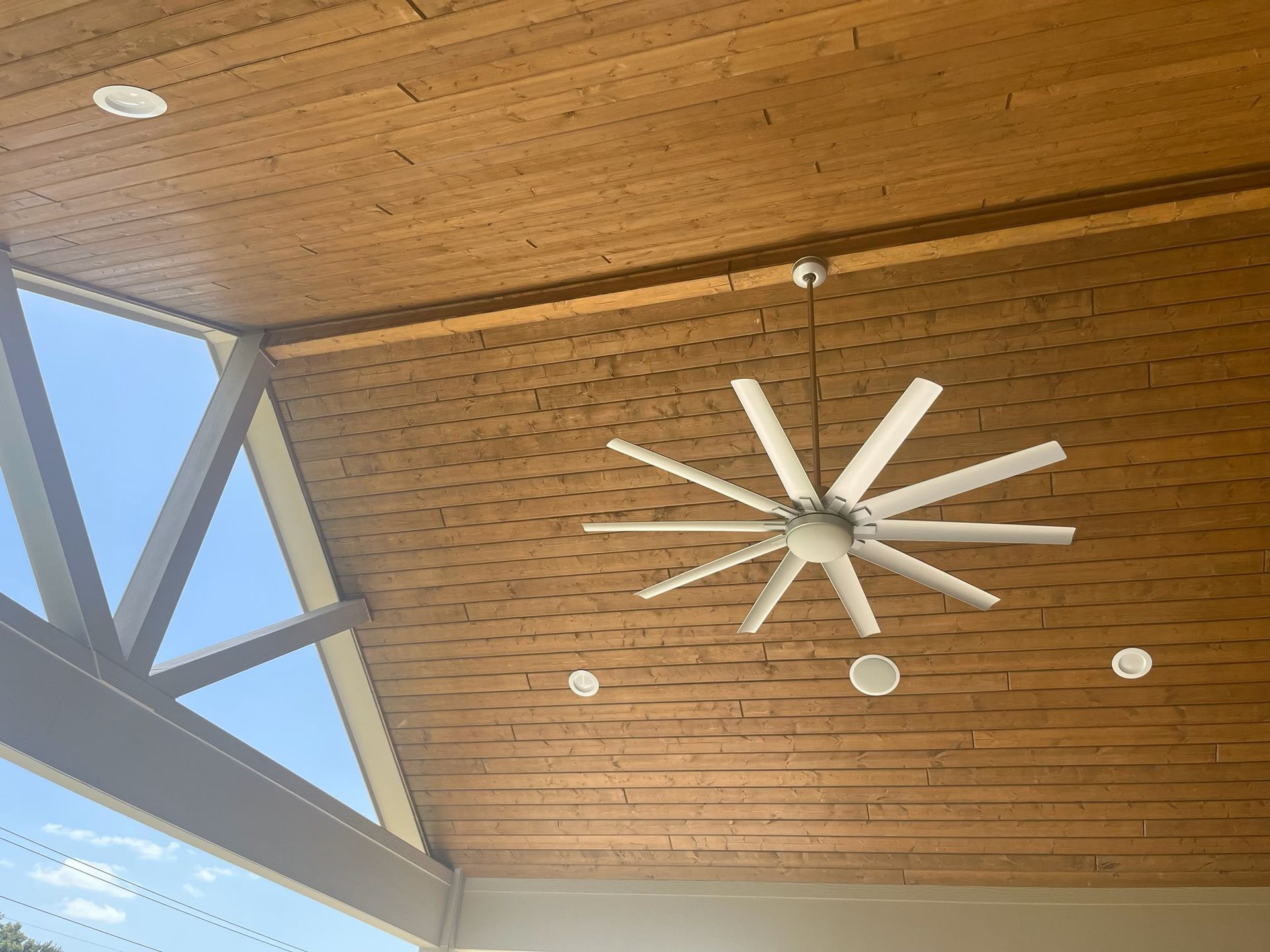 A ceiling fan is hanging from the ceiling of a building.