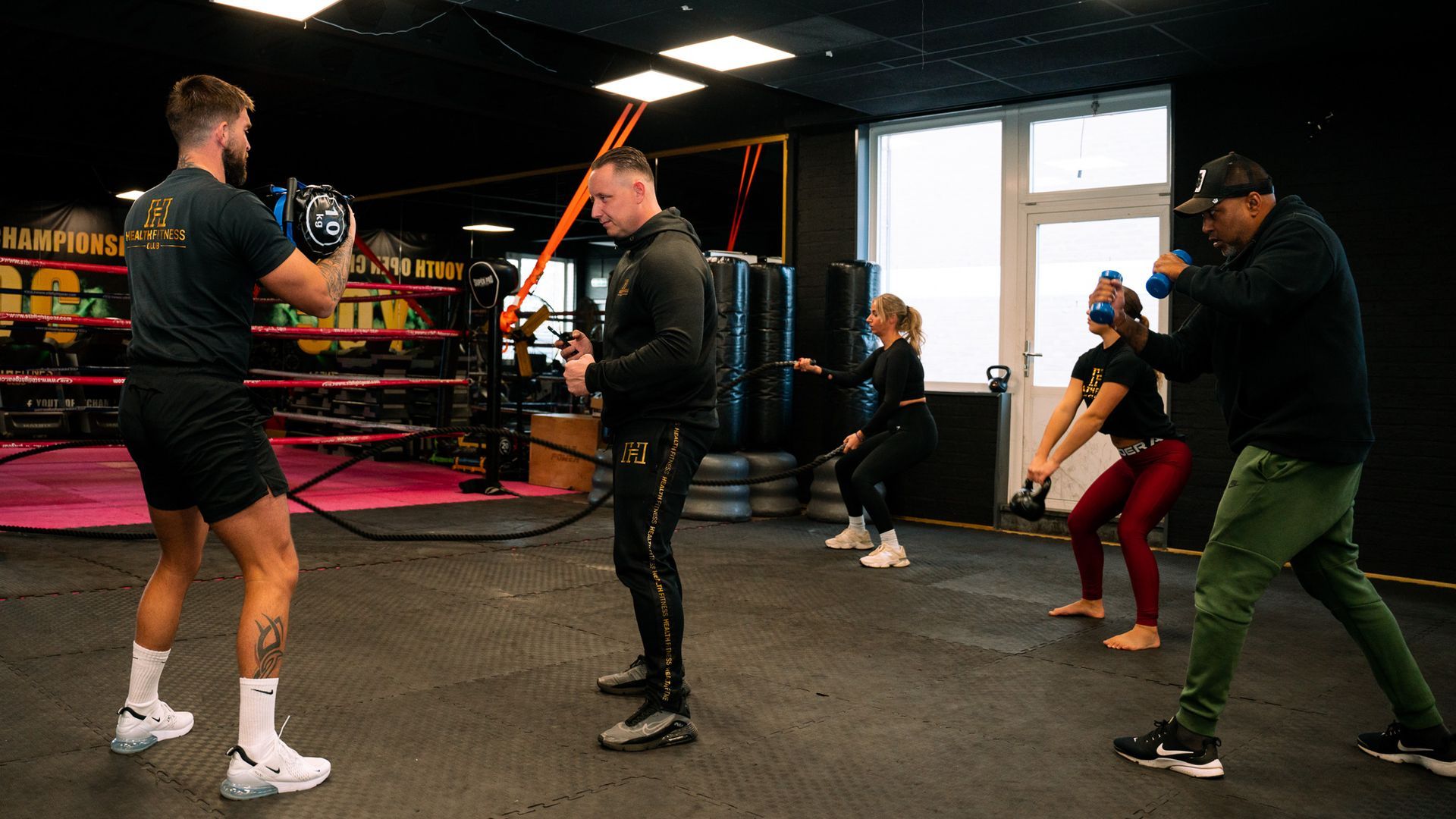 Een groep mensen beoefent boksen in een sportschool.