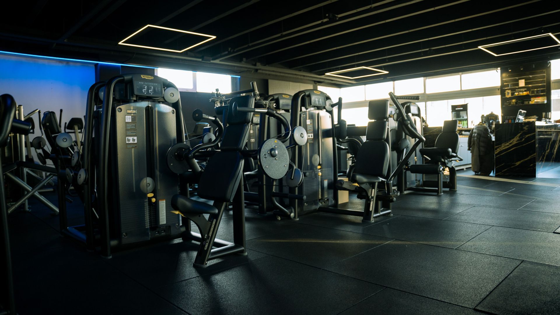 Er zijn veel fitnessapparaten in deze sportschool.