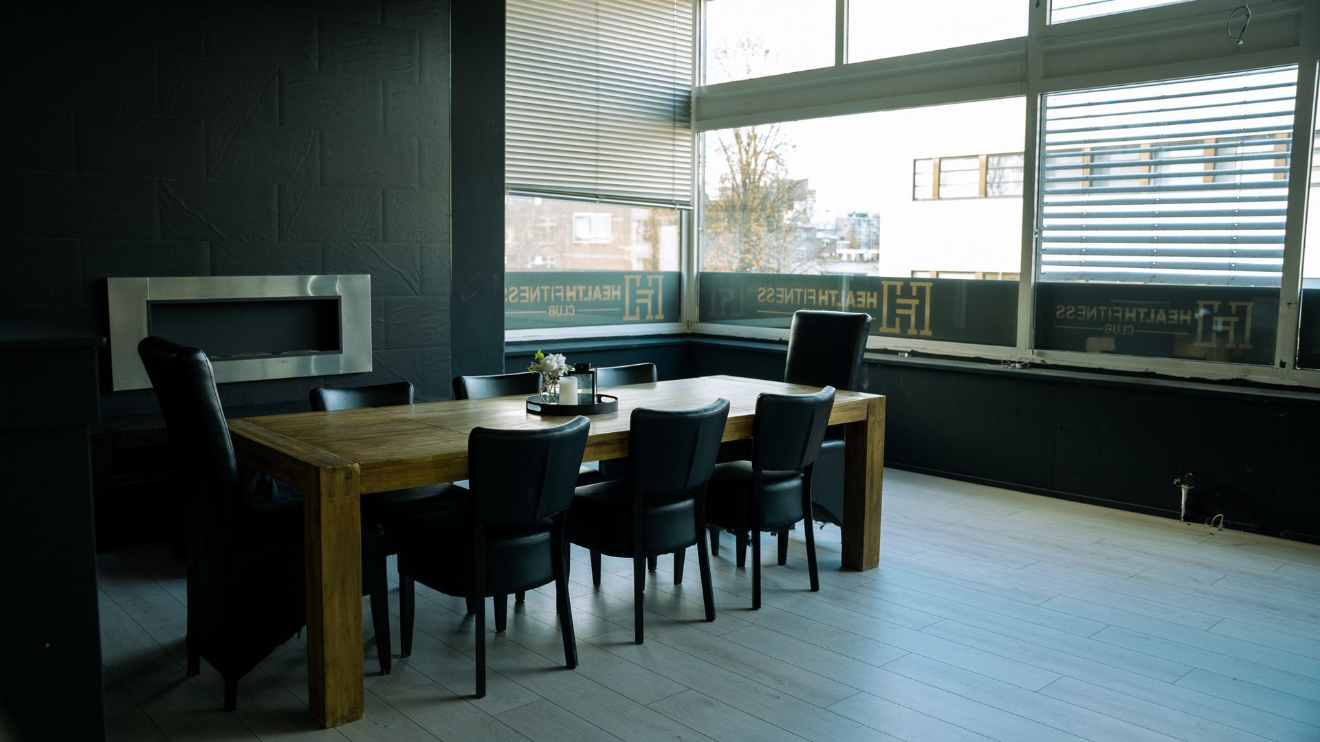 Een eetkamer met een tafel en stoelen en een open haard