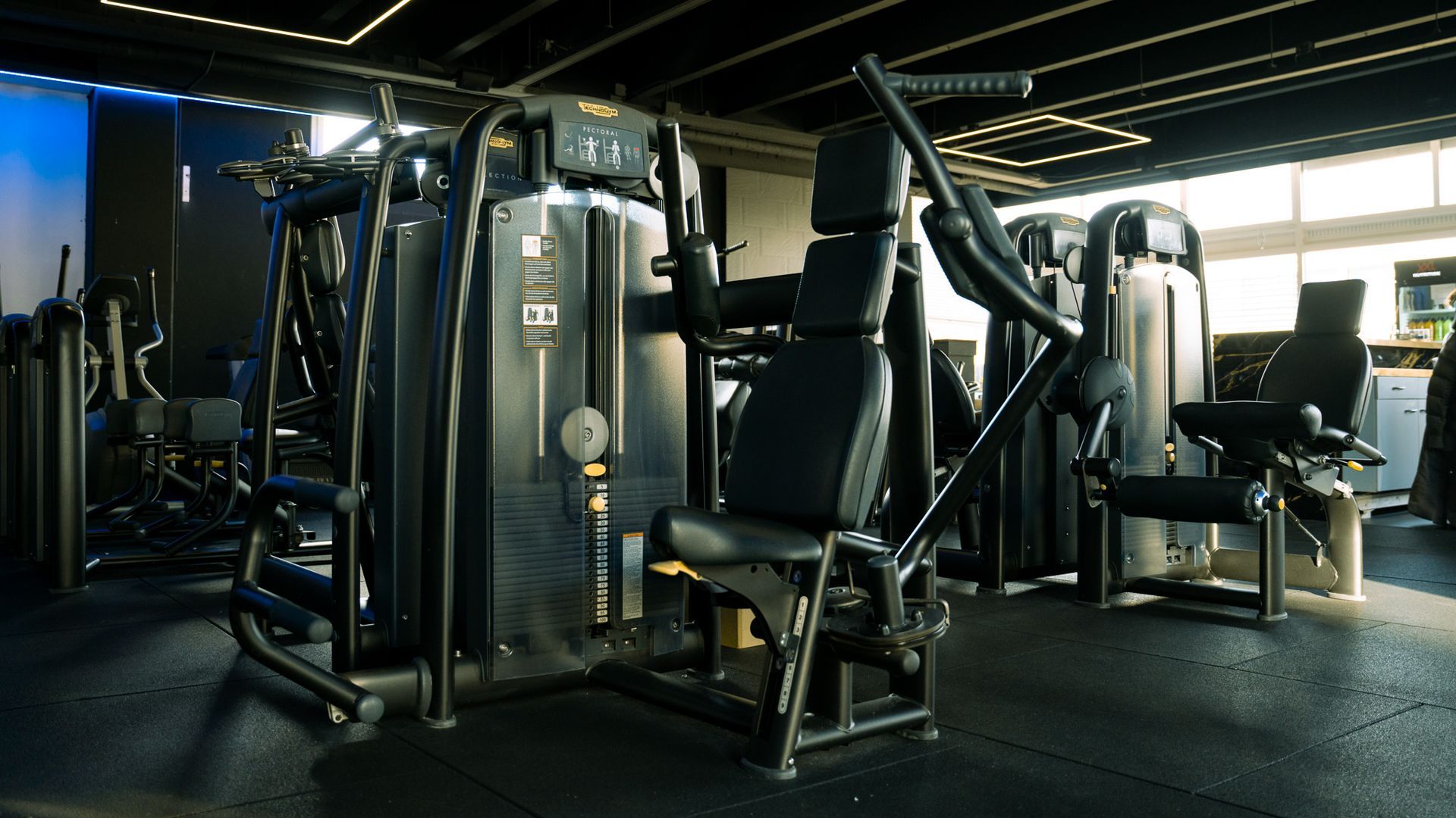 Een sportschool vol met fitnessapparatuur.