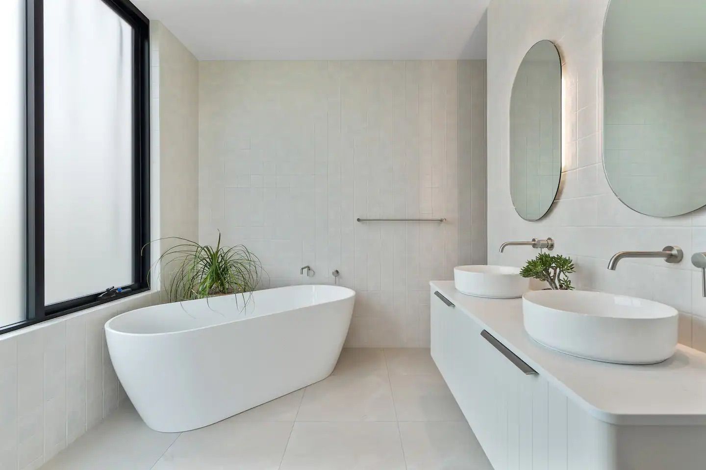 A bathroom with two sinks and a bathtub. — That Painter Guy In South Nowra, NSW