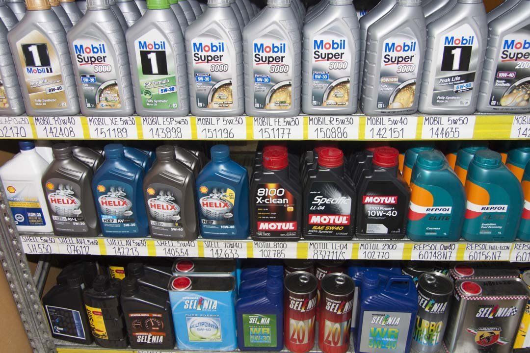 scaffale con lubrificanti auto
