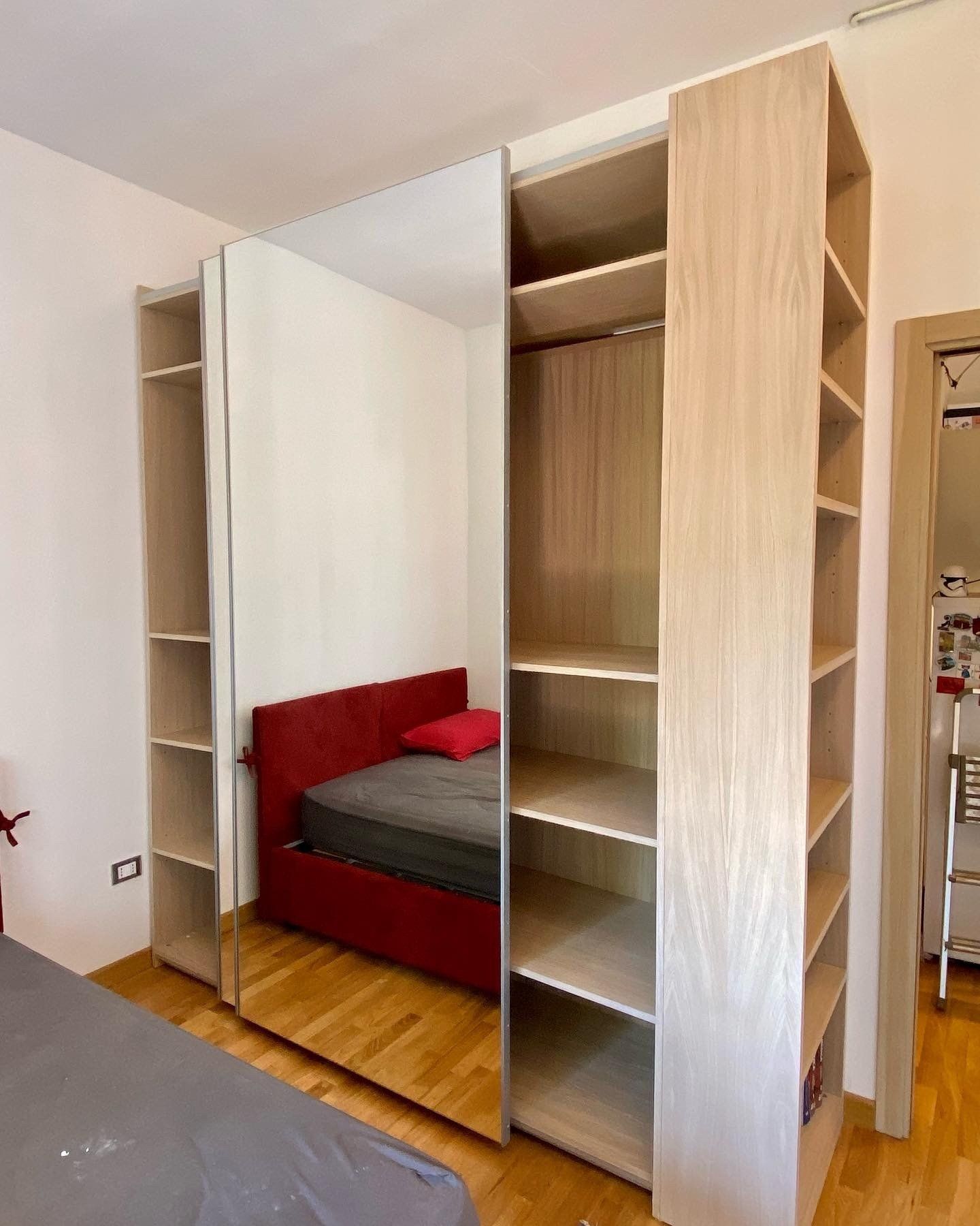 Armadio in rovere con ante scorrevoli e specchi integrati. Con appendi abiti e ripiani.