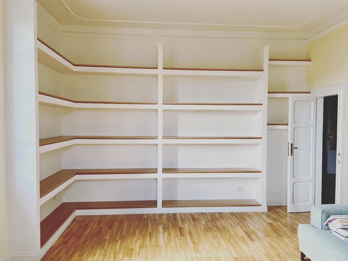 Libreria in cartongesso rivestisa con pannelli in legno rovere