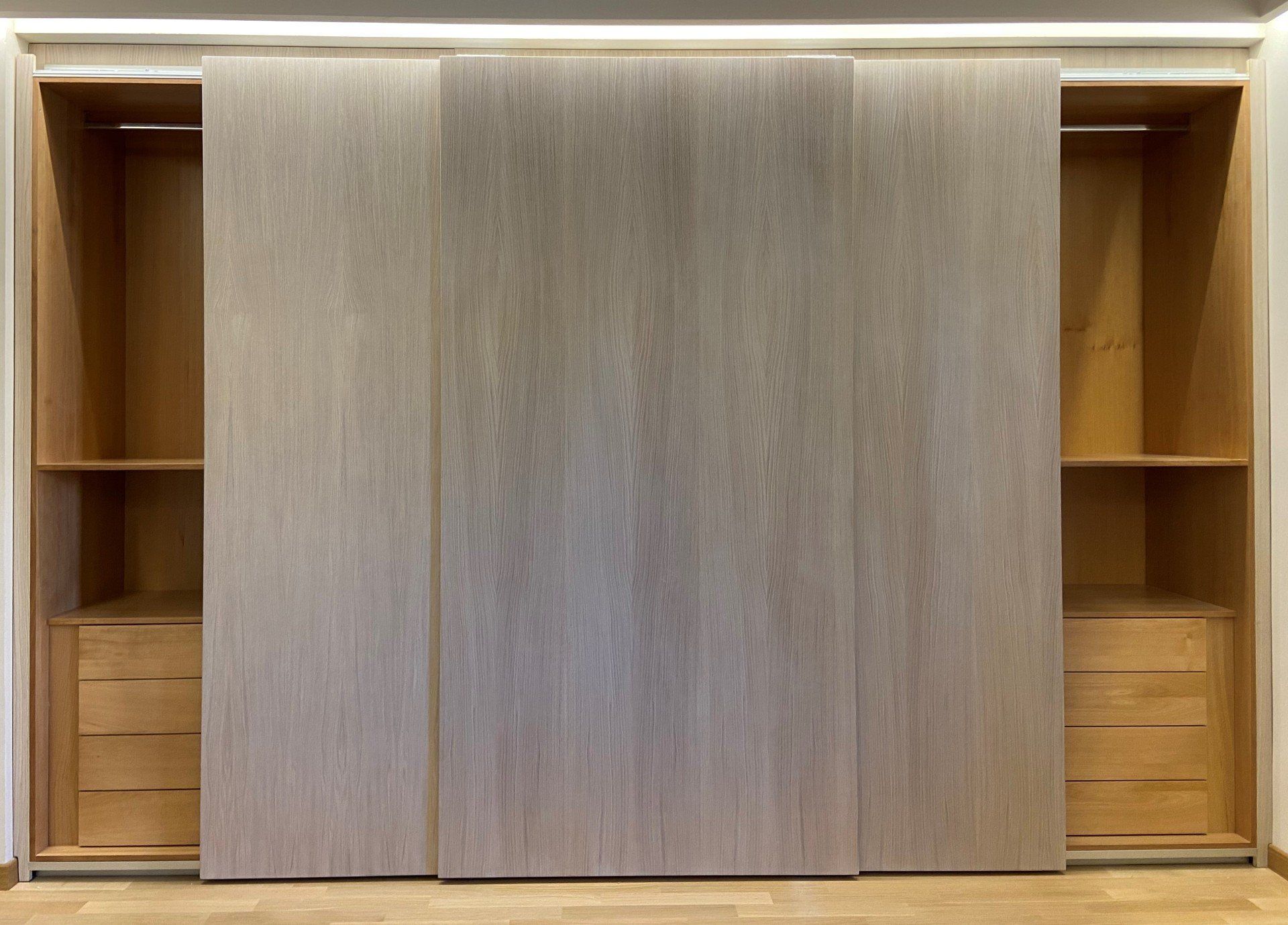 Armadio a 3 ante scorrevoli.