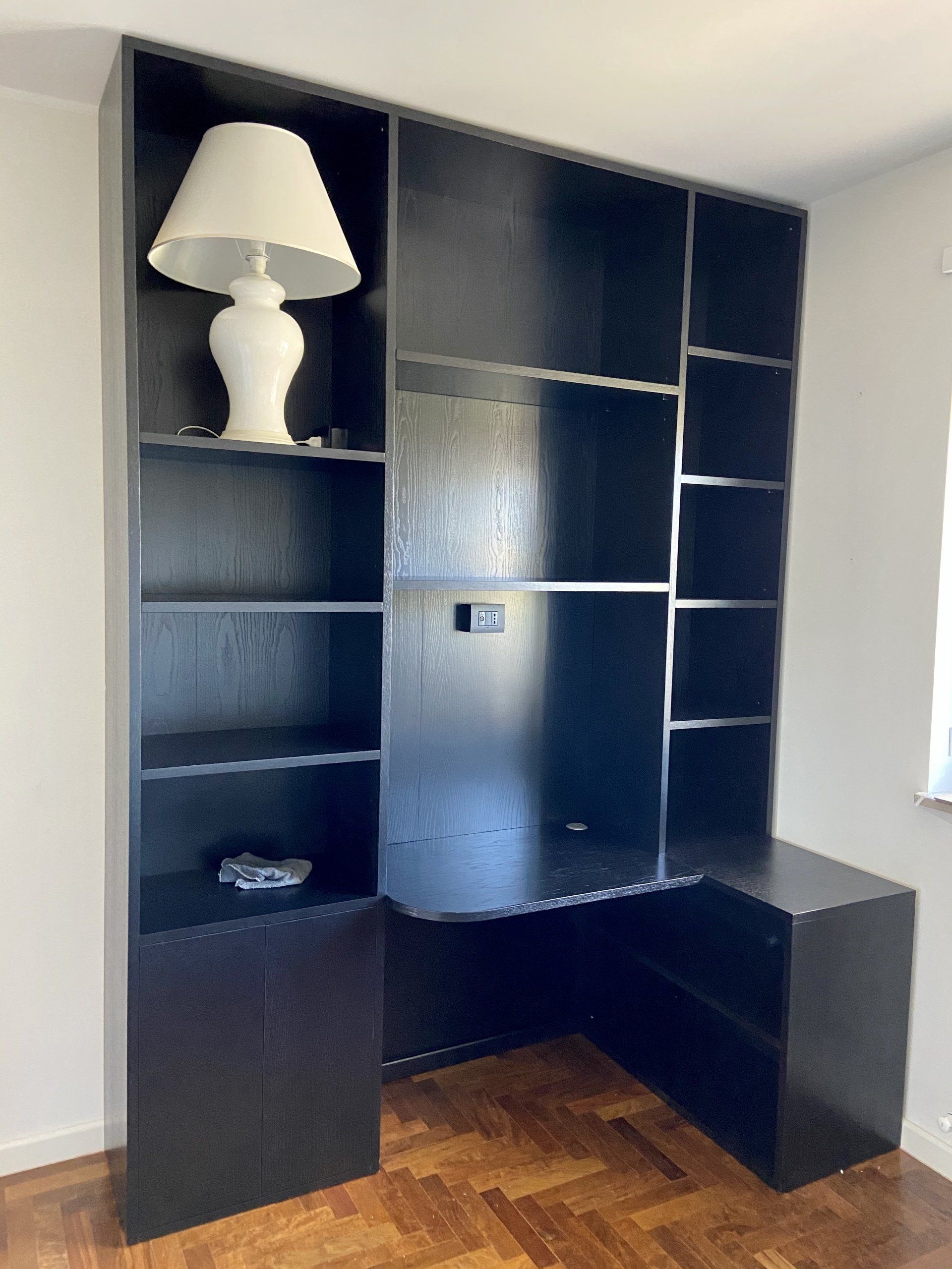 libreria su misura; mobili su misura; libreria con scrivania integrata