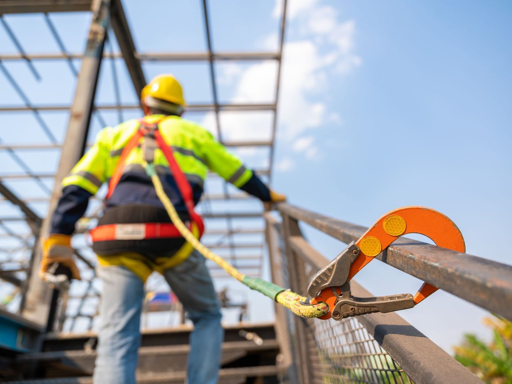 Una scala è posizionata nel mezzo di un corridoio in costruzione