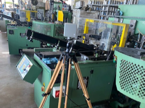 Un uomo è in piedi davanti a una grande pila di sacchetti di plastica.