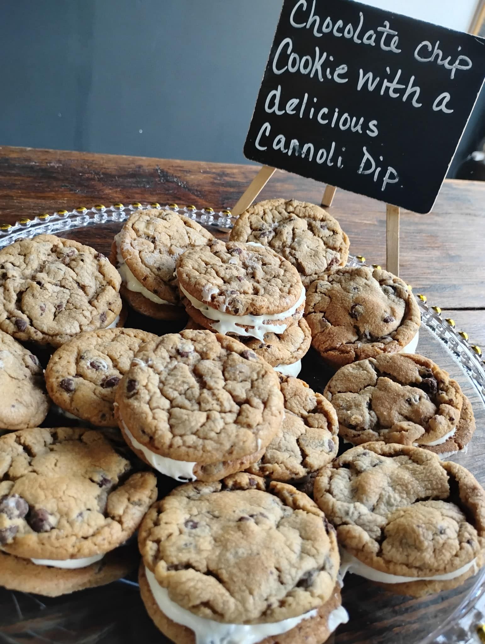 chocolate cookies with cannoli dip