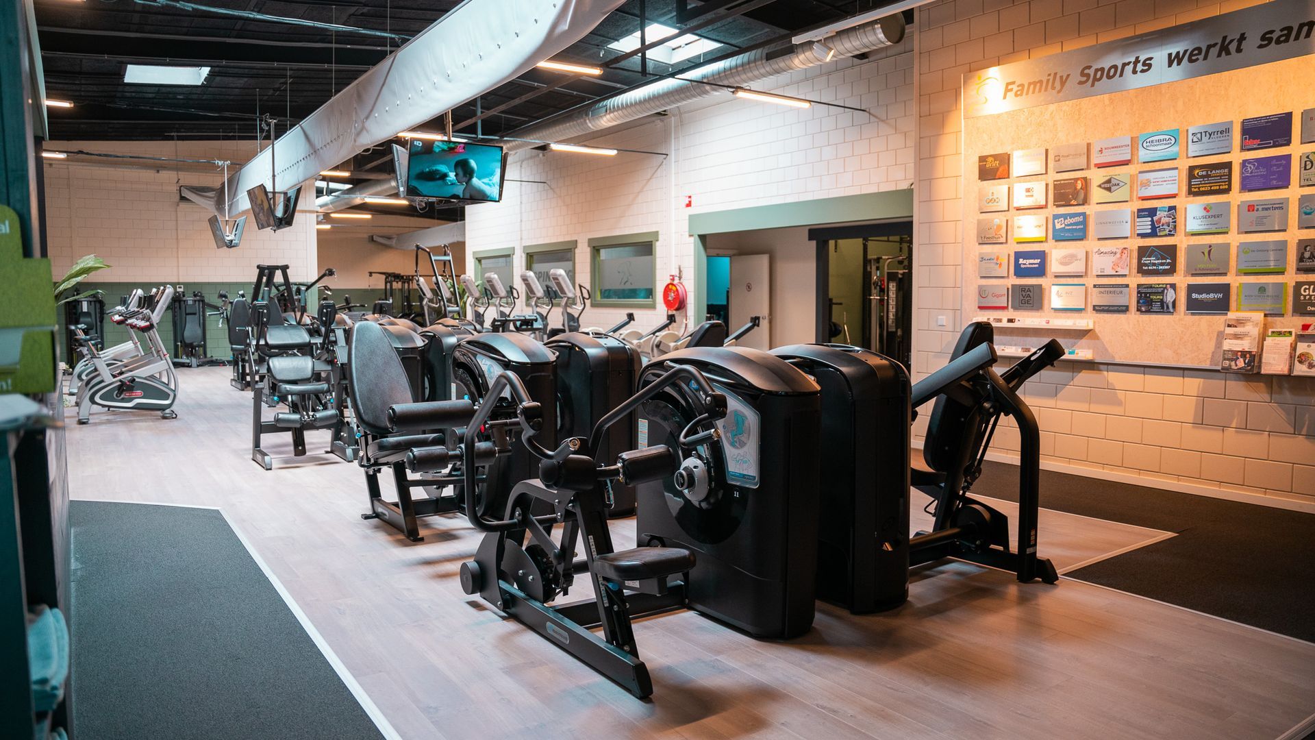 Een sportschool vol met fitnessapparatuur.