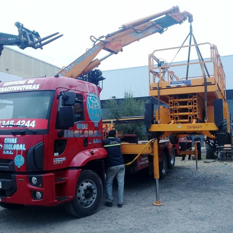 Un camión rojo con el número 346.4244.