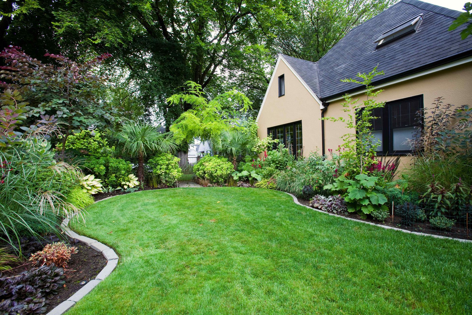 Affordable Landscaped Dallas Texas Lawn and Garden