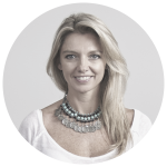 Uma mulher está usando um colar e sorrindo em círculo.