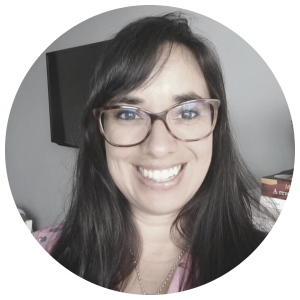 Uma mulher de óculos está sorrindo em círculo