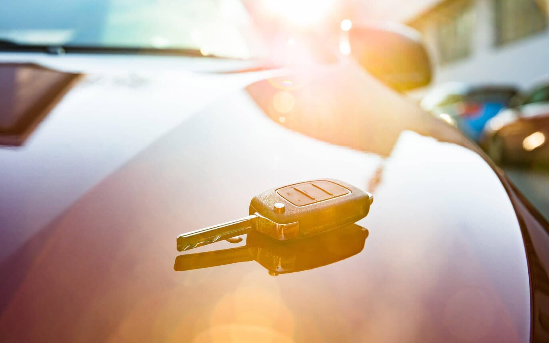 Una llave de auto está sobre el capó de un auto.