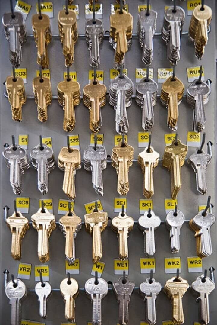 Un montón de llaves diferentes están colgadas en una pared.
