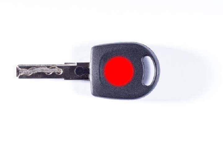 Una llave de auto con un círculo rojo sobre un fondo blanco.