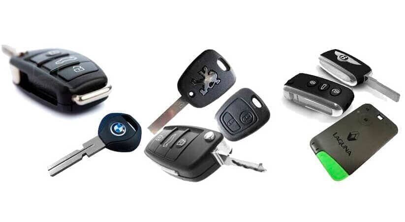 Hay muchos tipos diferentes de llaves de auto sobre un fondo blanco.