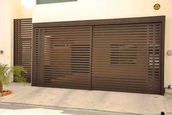 Una gran puerta de garaje marrón se encuentra frente a una casa.