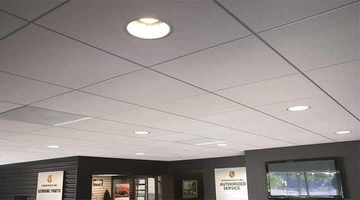 Una habitación con un techo que tiene muchos cuadrados.