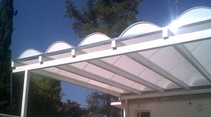 Un techo blanco con un cielo azul de fondo